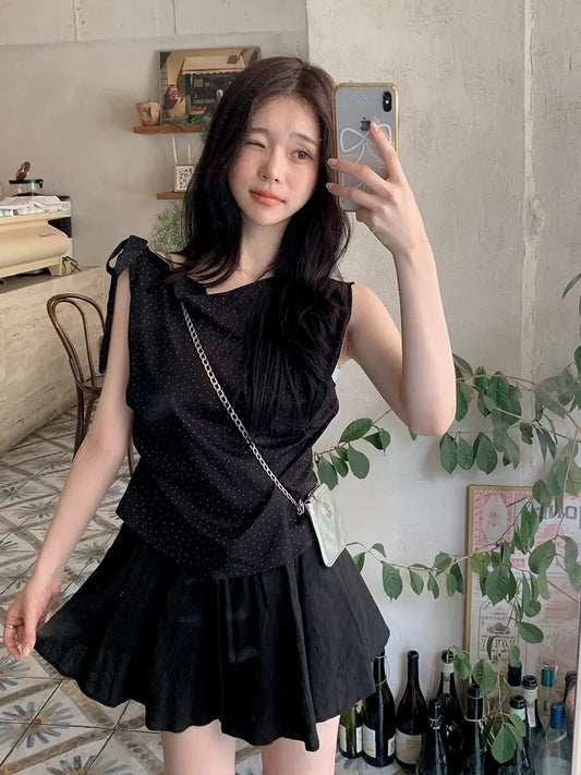 【F60527】韓系甜美純慾風🤍不規則斜肩綁帶點點抓皺無袖上衣260316