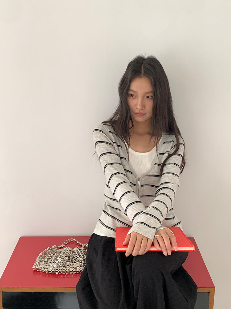 【L2771】實拍V領條紋假兩件雙開頭針織衫(6%美麗諾羊毛)250825