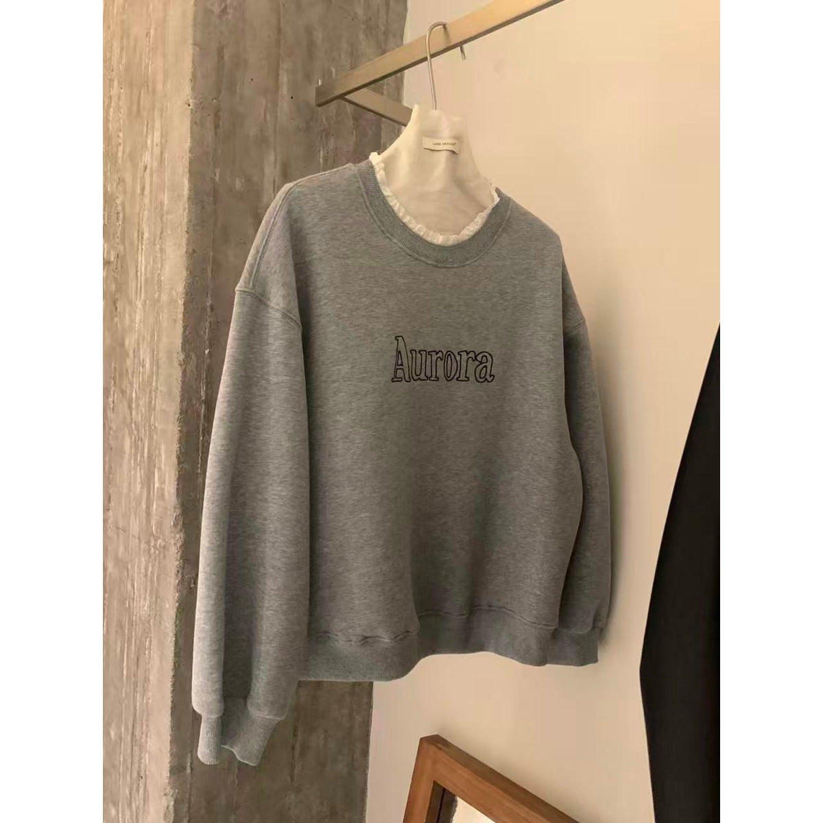 【LS71216】休閒風格・刷毛字母印花蕾絲拼接大學T261013