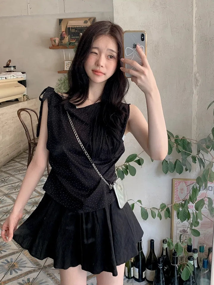 【F60527】韓系甜美純慾風🤍不規則斜肩綁帶點點抓皺無袖上衣260316