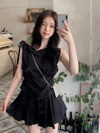 【F60527】韓系甜美純慾風🤍不規則斜肩綁帶點點抓皺無袖上衣260316