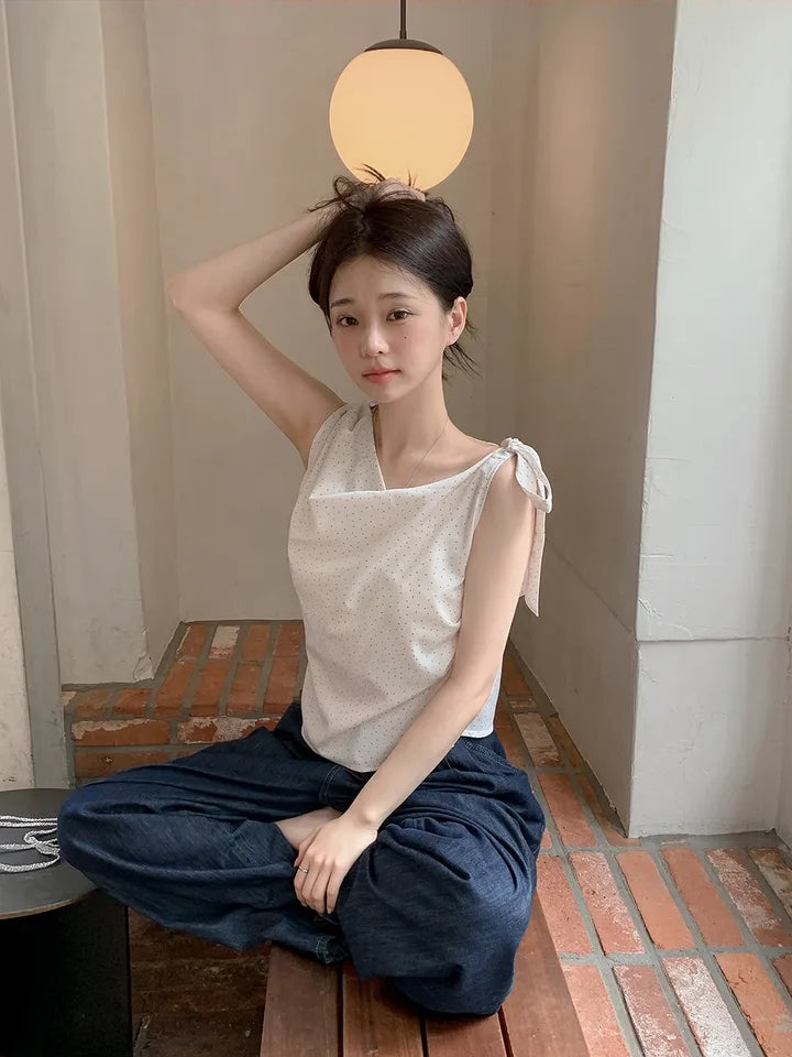 【F60527】韓系甜美純慾風🤍不規則斜肩綁帶點點抓皺無袖上衣260316