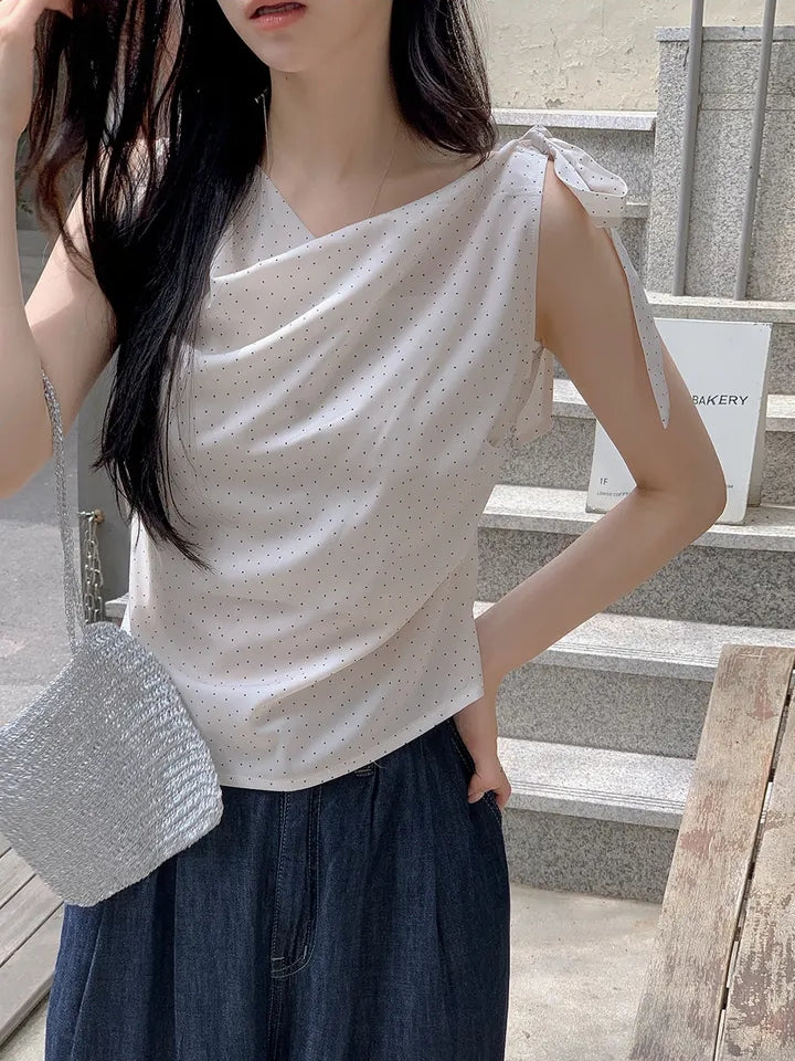 【F60527】韓系甜美純慾風🤍不規則斜肩綁帶點點抓皺無袖上衣260316