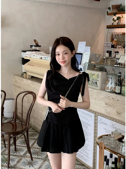 【F60527】韓系甜美純慾風🤍不規則斜肩綁帶點點抓皺無袖上衣260316