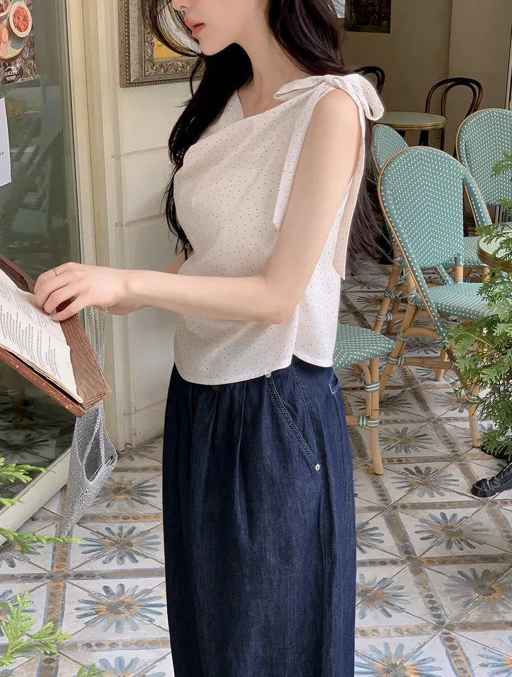 【F60527】韓系甜美純慾風🤍不規則斜肩綁帶點點抓皺無袖上衣260316