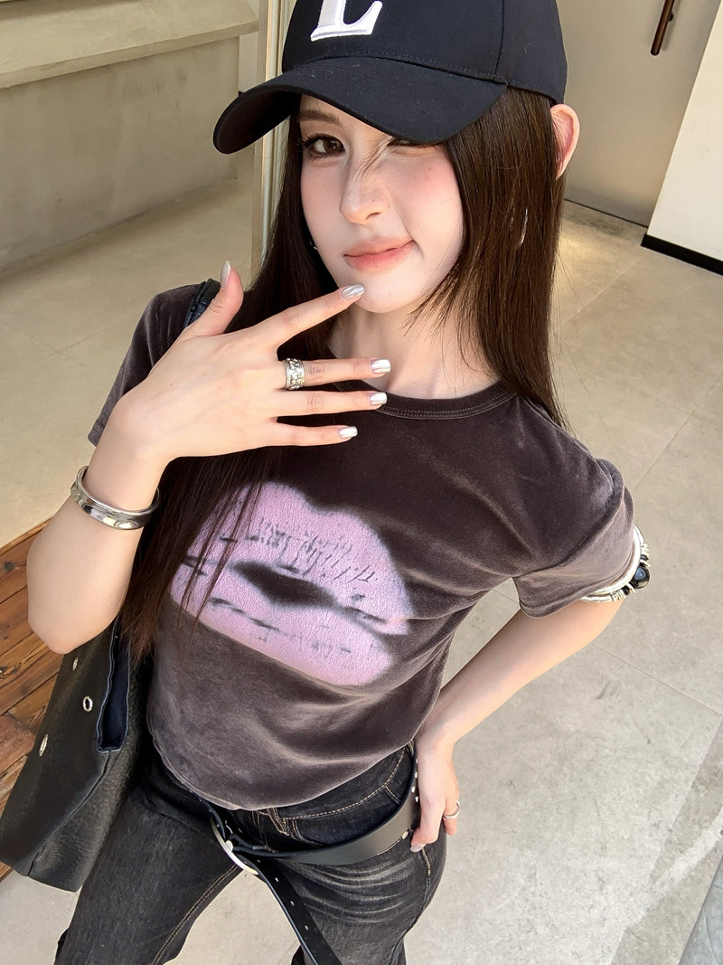 【F60572】實拍復古美式辣妹💋撞色唇印印花絲絨正肩修身短版短袖T恤260504