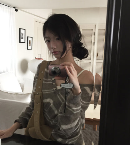 【F60696】慵懶輕質感・半開領排釦條紋針織衫260914