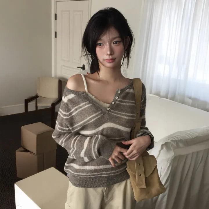 【F60696】慵懶輕質感・半開領排釦條紋針織衫260914