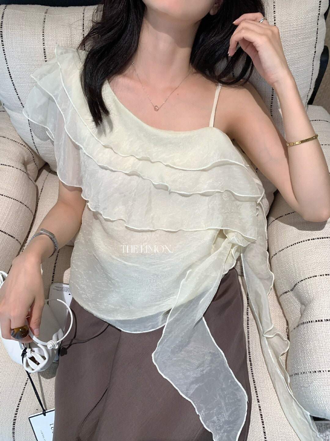 【L10577】法式慵懶微性感💋百搭顯瘦設計感荷葉邊斜肩無袖上衣

260602