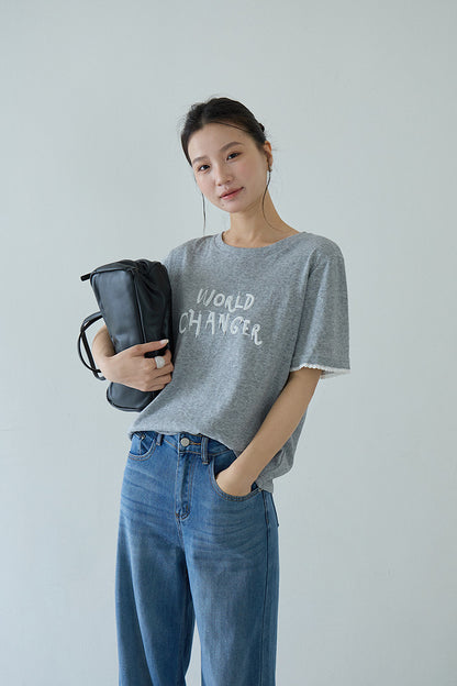 【LD11259】休閒百搭款！韓系個性刺繡字母花邊/荷葉袖寬鬆短袖上衣260512