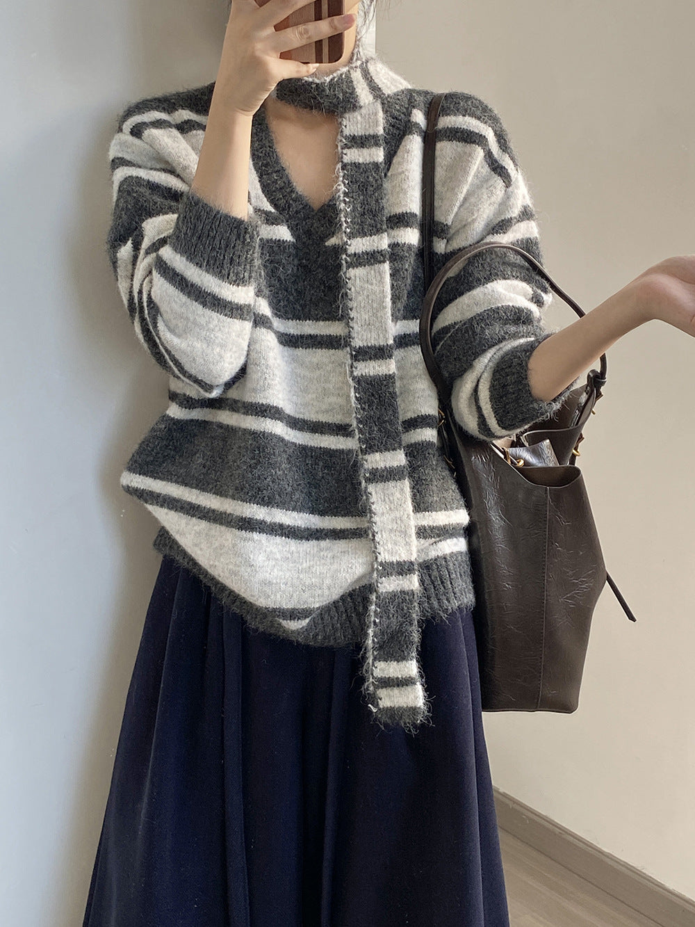 【Y25109】 實拍慵懶條紋V領毛衣＋圍巾(含羊毛3%) 251023