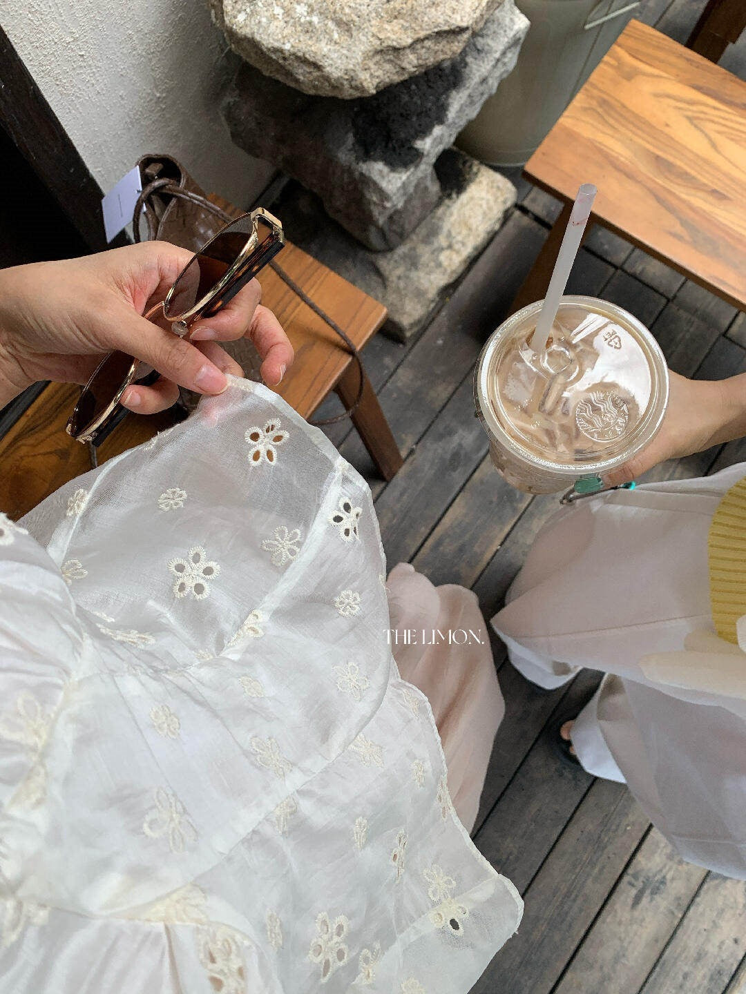 【L10551】時髦法式女伶✨氣質鏤空刺繡顯瘦收腰綁帶V領短袖襯衫260518
