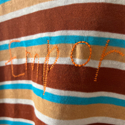 【LD11397】韓系舒適棉感🌟立體刺繡字母條紋圓領短袖T恤260720