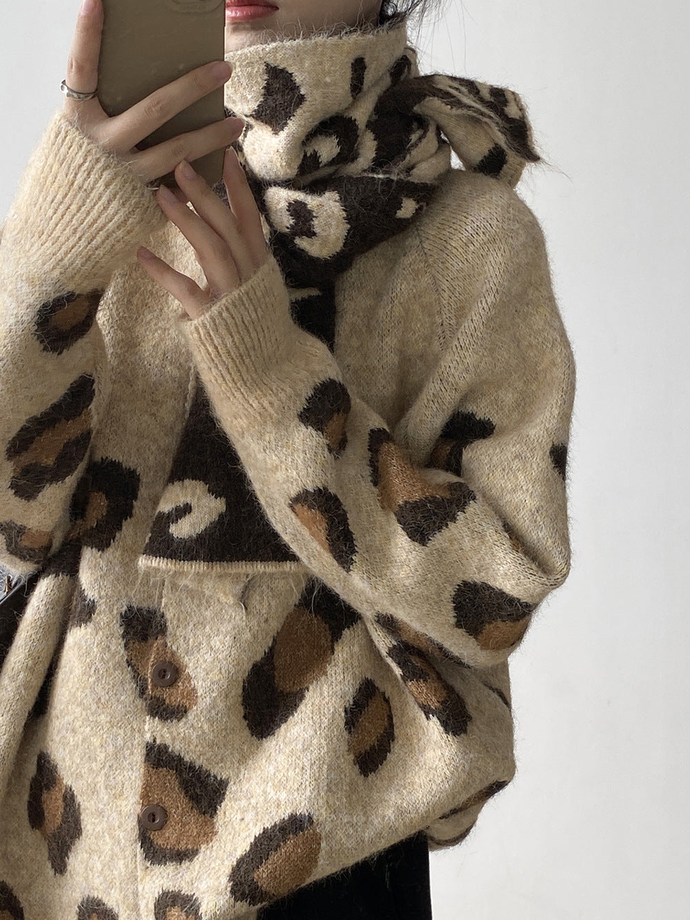 【YP2598】 實拍秋冬慵懶豹紋開衫毛衣+圍巾（含羊毛3%)251023