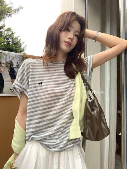 【L10695】韓系復古學院風🐎百搭親膚條紋小馬刺繡圓領短袖T恤260526