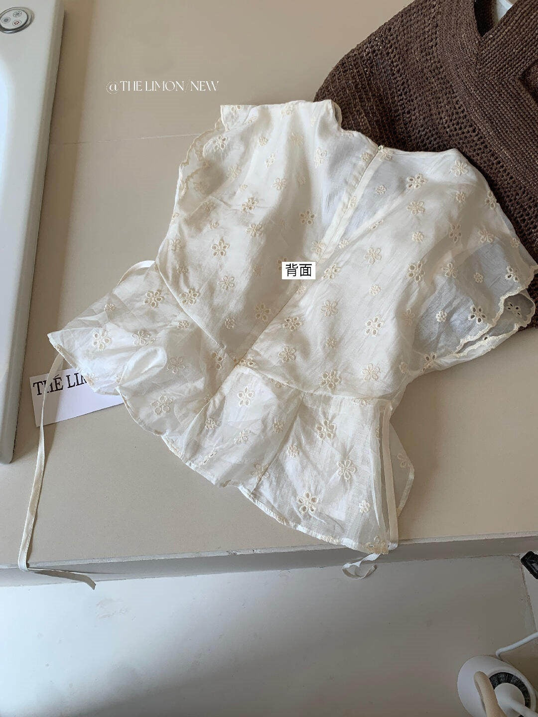 【L10551】時髦法式女伶✨氣質鏤空刺繡顯瘦收腰綁帶V領短袖襯衫260518