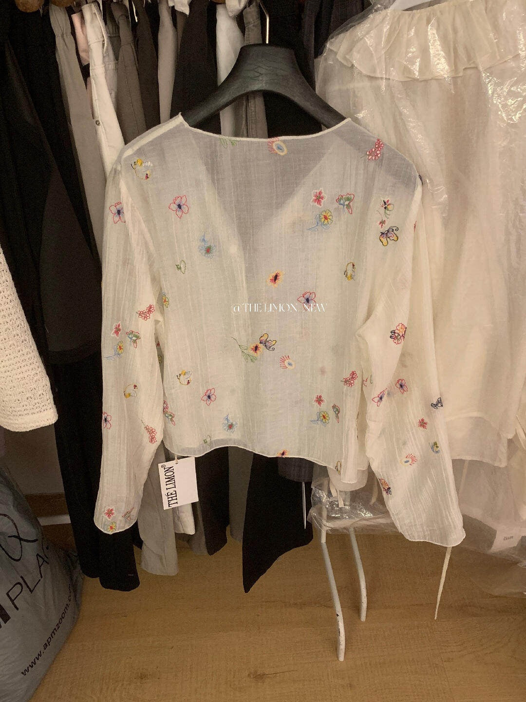 【L10607】仙氣氧氣感🍃溫柔刺繡肌理感V領防曬長袖襯衫260511