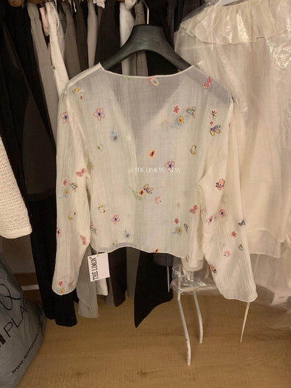 【L10607】仙氣氧氣感🍃溫柔刺繡肌理感V領防曬長袖襯衫260511
