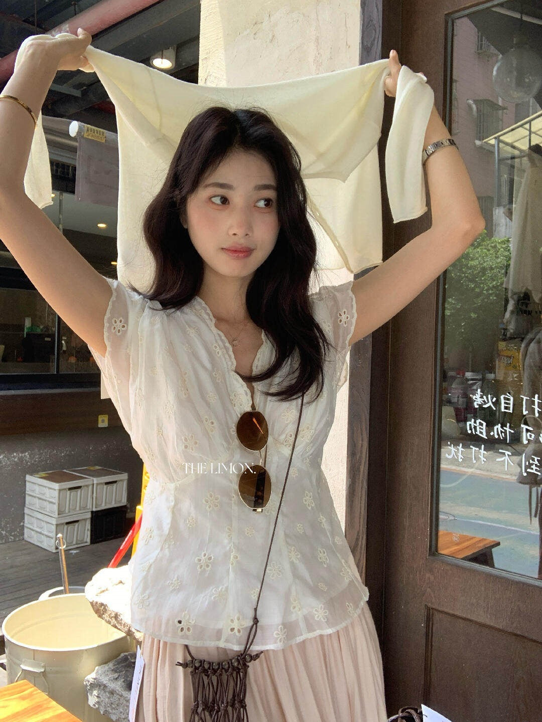 【L10551】時髦法式女伶✨氣質鏤空刺繡顯瘦收腰綁帶V領短袖襯衫260518