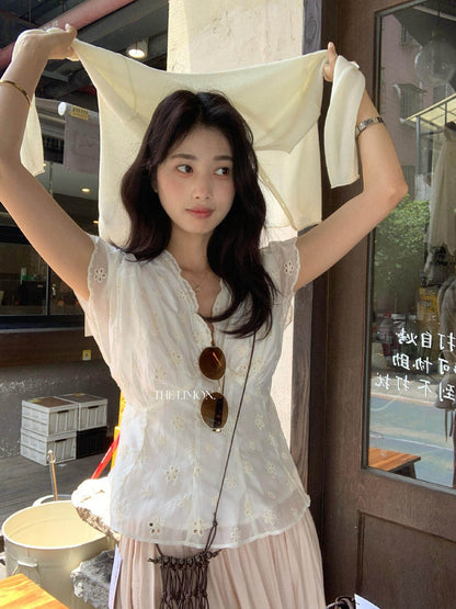 【L10551】時髦法式女伶✨氣質鏤空刺繡顯瘦收腰綁帶V領短袖襯衫260518