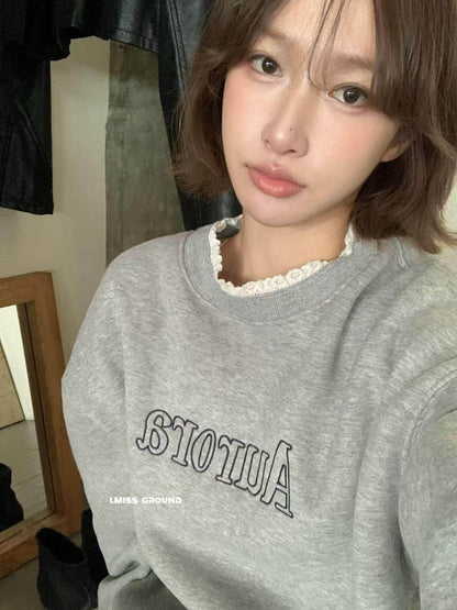 【LS71216】休閒風格・刷毛字母印花蕾絲拼接大學T261013