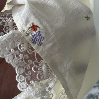 【LD11398】溫柔甜美仙女系🌸韓系氣質刺繡綁帶一字領短袖上衣/襯衫260720