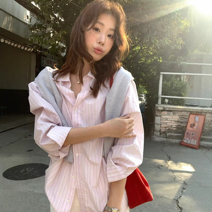 【L10122】韓系粉嫩少女感🌸慵懶風寬鬆顯瘦直條紋長袖襯衫/疊穿上衣260428