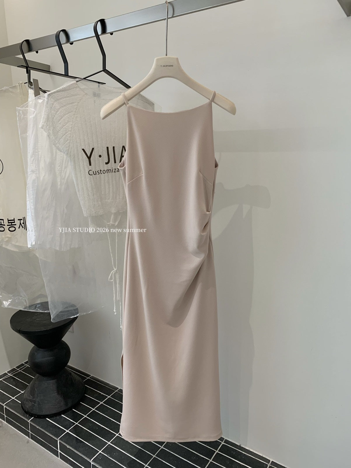 【L2352】夏日法式氣質女孩抓皺縮腰開衩一字領長洋裝260728