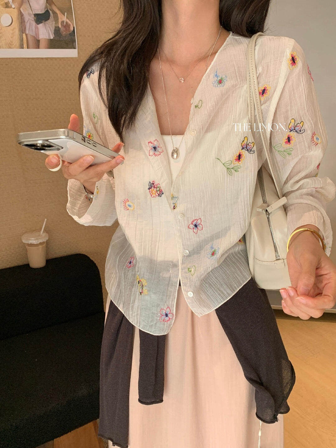 【L10607】仙氣氧氣感🍃溫柔刺繡肌理感V領防曬長袖襯衫260511