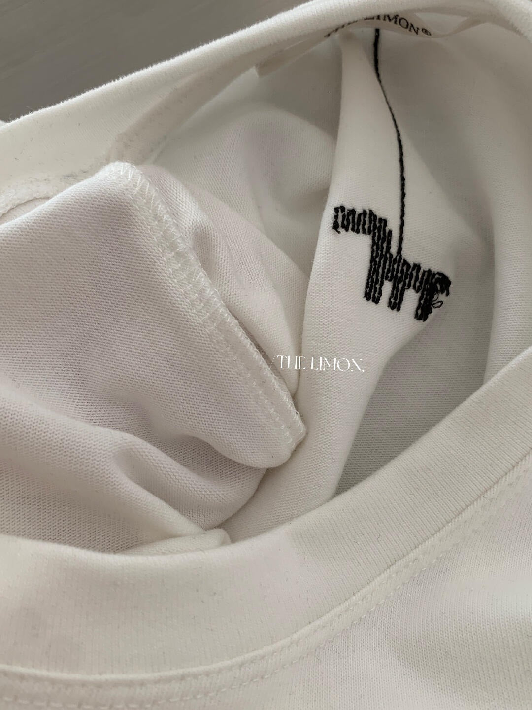 【L11059】檸檬早秋韓系簡約後背虛線小馬刺繡寬圓領寬鬆短袖T恤260728