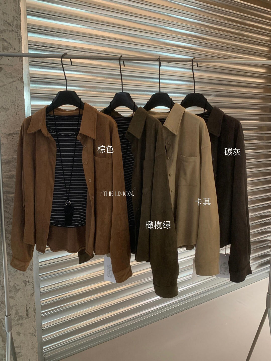【L11325】檸檬家復古層次・麂皮絨翻領長袖襯衫+條紋背心套裝 (附掛飾)260916