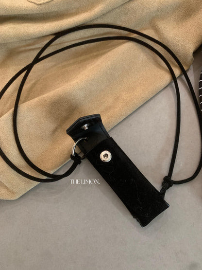 【L11325】檸檬家復古層次・麂皮絨翻領長袖襯衫+條紋背心套裝 (附掛飾)260916