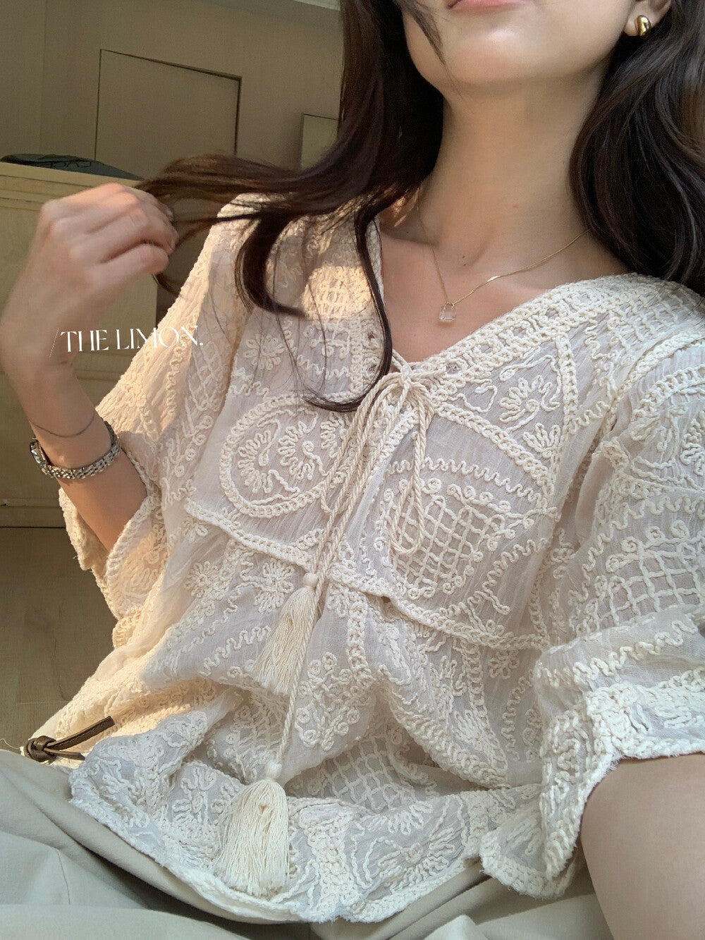 【L10295】法式浪漫精緻細節✨重工刺繡蕾絲休閒V領綁帶薄上衣260428