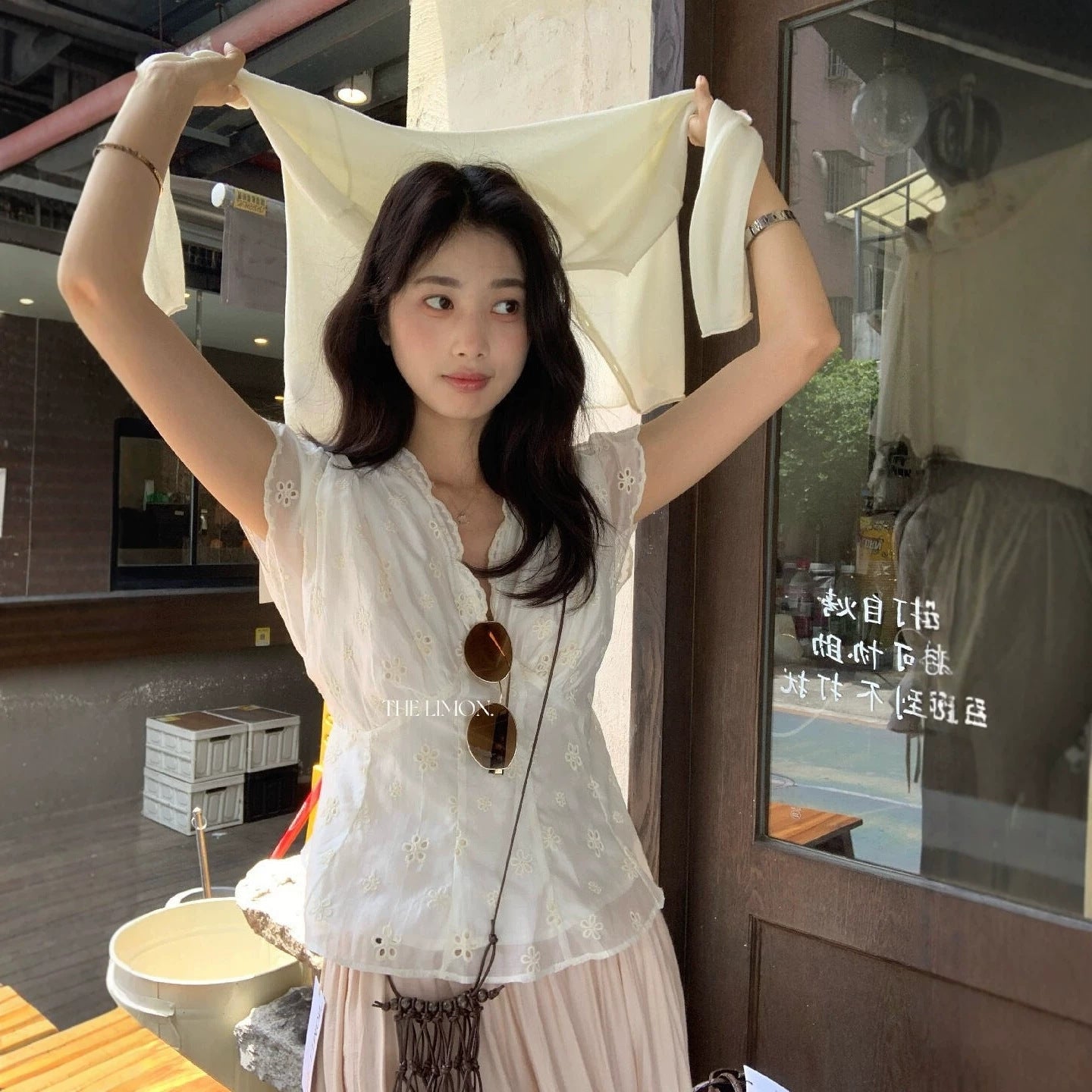 【L10551】時髦法式女伶✨氣質鏤空刺繡顯瘦收腰綁帶V領短袖襯衫260518