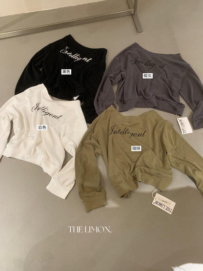 【L11031】檸檬家慵懶街頭・字母印花斜肩長袖休閒上衣260909