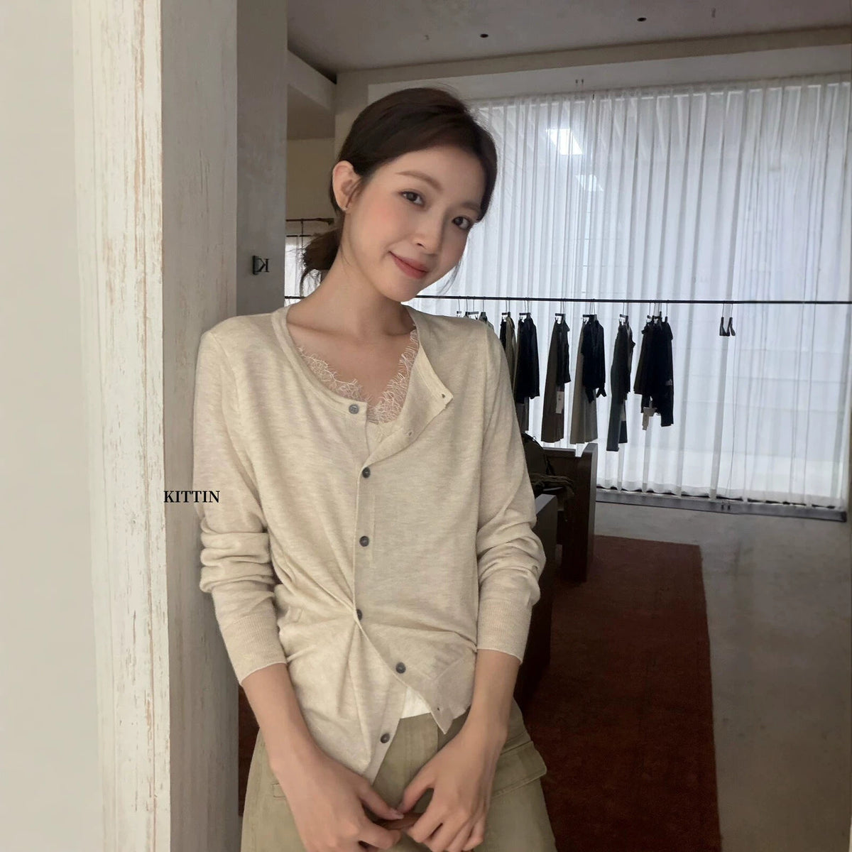 【LK11197】KITTIN秋季法式溫柔・蕾絲拼接假兩件側釦針織小外套260921