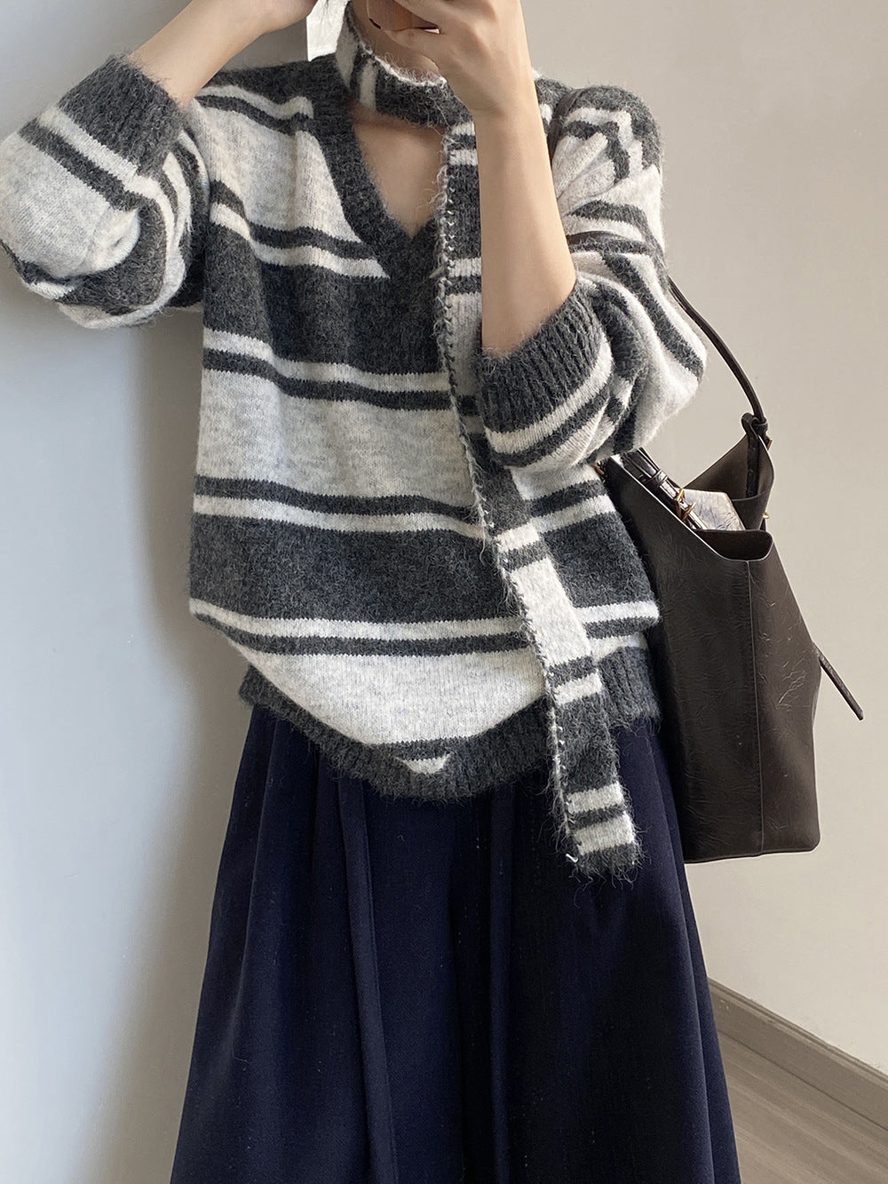 【Y25109】 實拍慵懶條紋V領毛衣＋圍巾(含羊毛3%) 251023