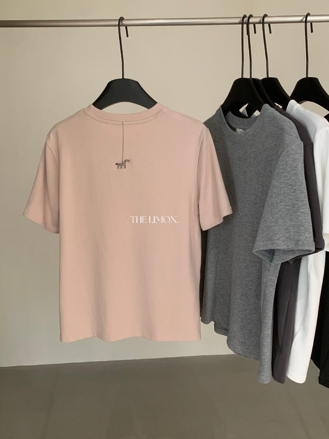 【L11059】檸檬早秋韓系簡約後背虛線小馬刺繡寬圓領寬鬆短袖T恤260728