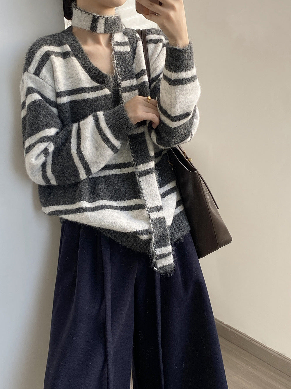 【Y25109】 實拍慵懶條紋V領毛衣＋圍巾(含羊毛3%) 251023