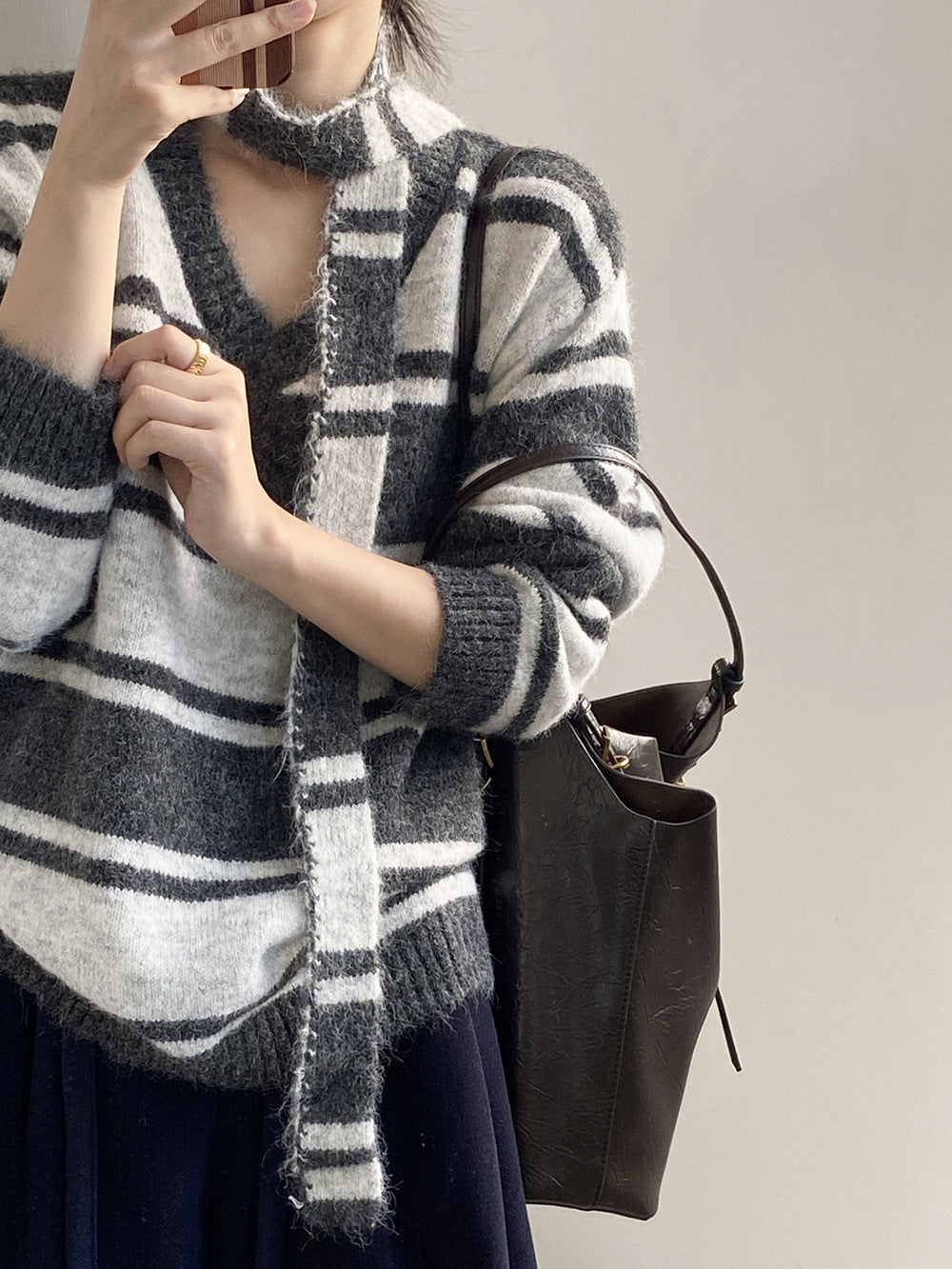 【Y25109】 實拍慵懶條紋V領毛衣＋圍巾(含羊毛3%) 251023