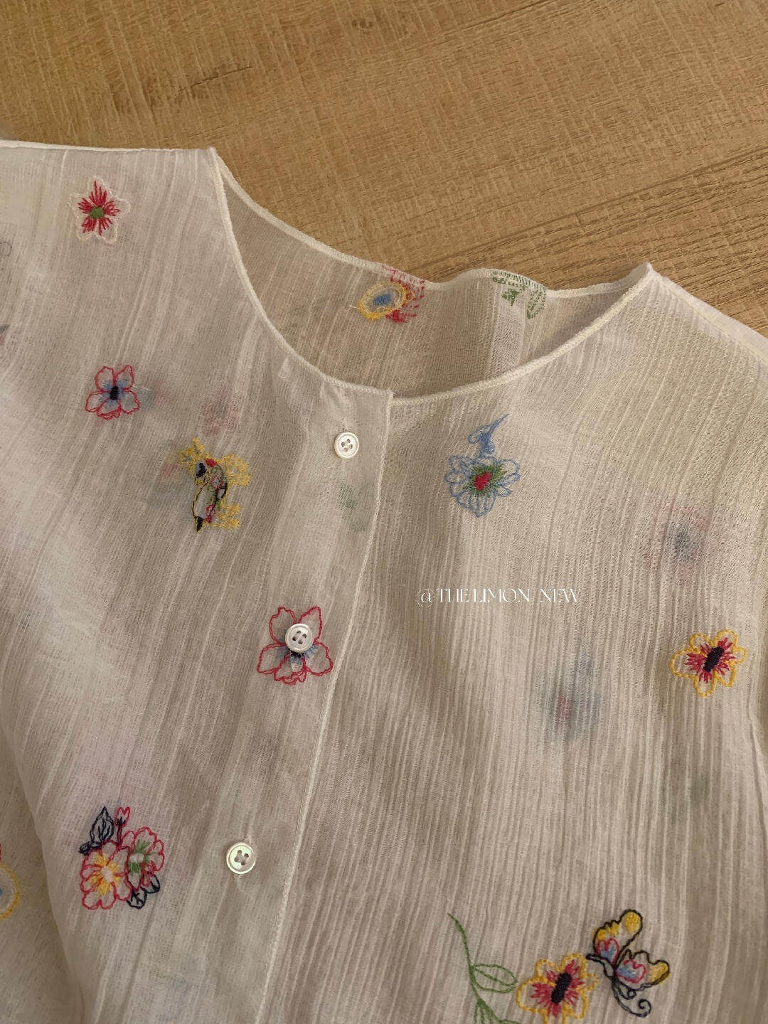 【L10607】仙氣氧氣感🍃溫柔刺繡肌理感V領防曬長袖襯衫260511