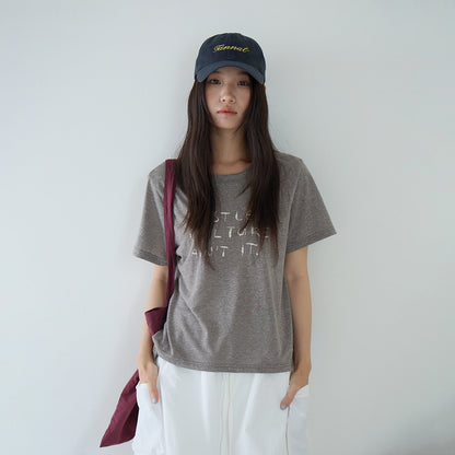 【LD11316】韓系極簡棉麻風☕肌理感字母刺繡寬鬆圓領短袖T恤260601