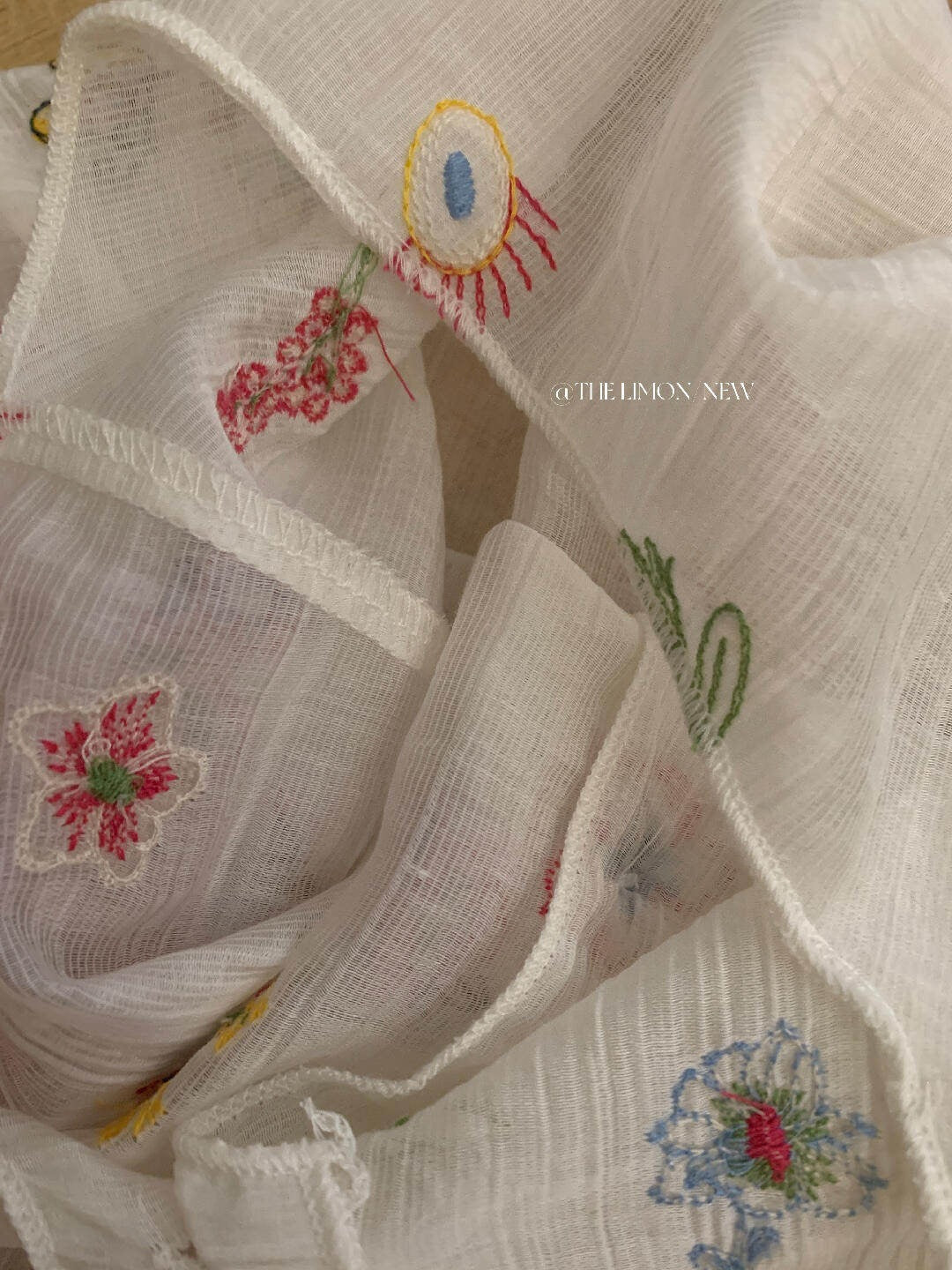 【L10607】仙氣氧氣感🍃溫柔刺繡肌理感V領防曬長袖襯衫260511