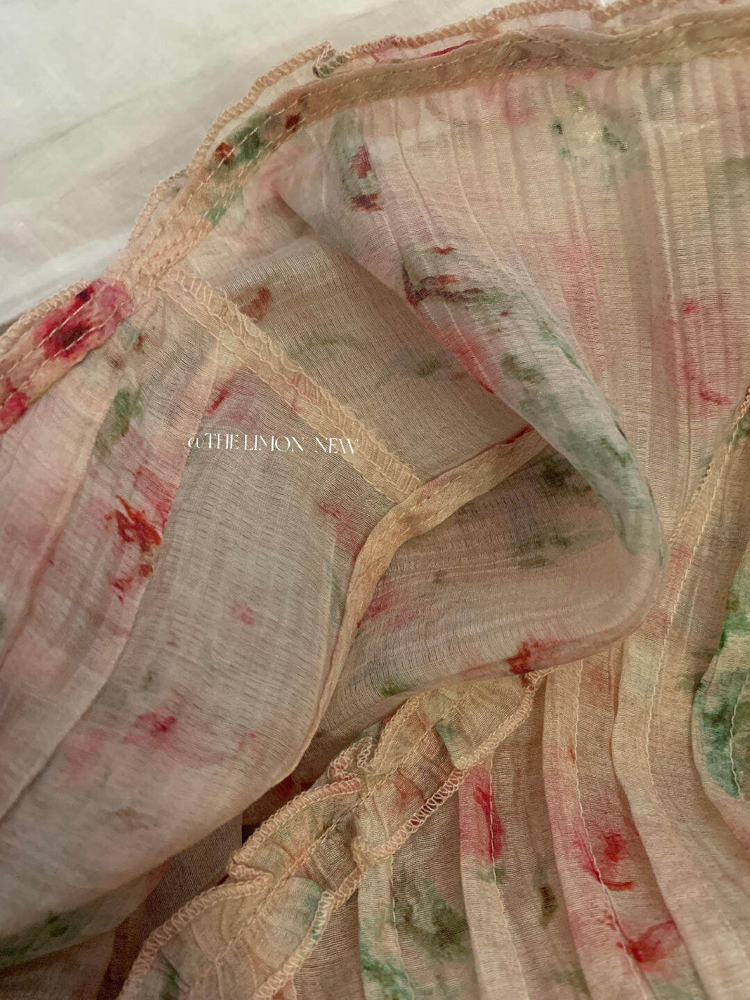 【L10605】法式溫柔浪漫🌹玫瑰暈染印花木耳邊V領無袖背心上衣260511