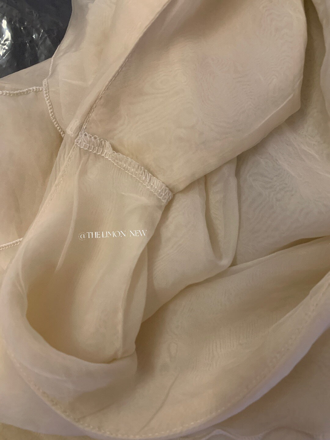 【L10577】法式慵懶微性感💋百搭顯瘦設計感荷葉邊斜肩無袖上衣

260602